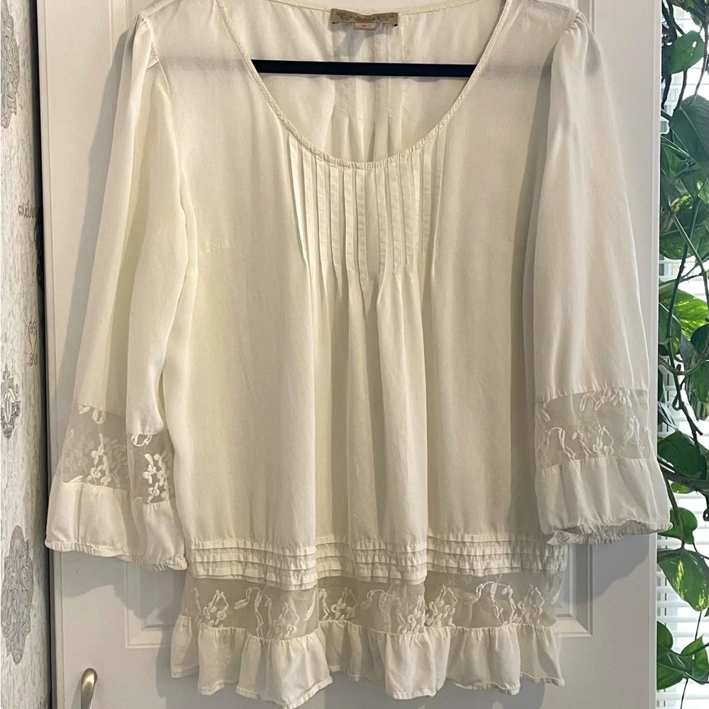 🍀 Elegant White Blouse with Lace Details 🍀 - Picture 9 of 11